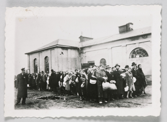 Fotografia przedstawiająca wywózkę olkuskich Żydów do obozu koncentracyjnego