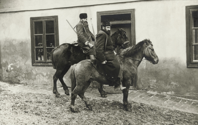 Fotografia portretowa przedstawiająca dwóch Żydów na koniach