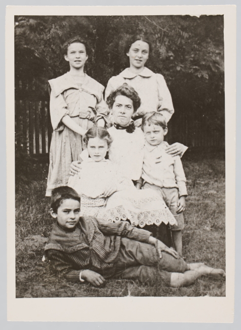 Fotografia Augusty z d. Zamenhof Hermelin z dziećmi