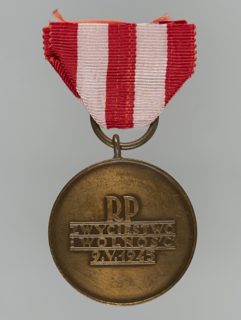 Medal „Zwycięstwa i Wolności 1945 roku” nadany Bumie Singerowi