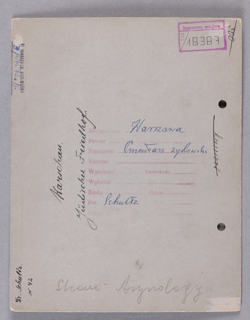Fotografia cmentarza żydowskiego w Warszawie