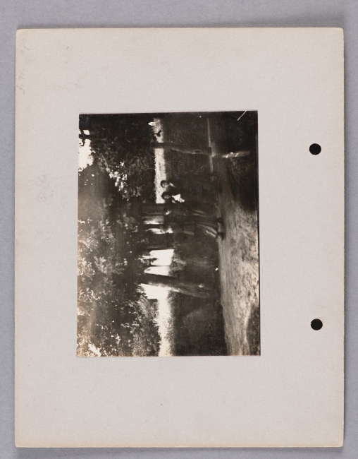 Fotografia czterech kobiet na cmentarzu żydowskim