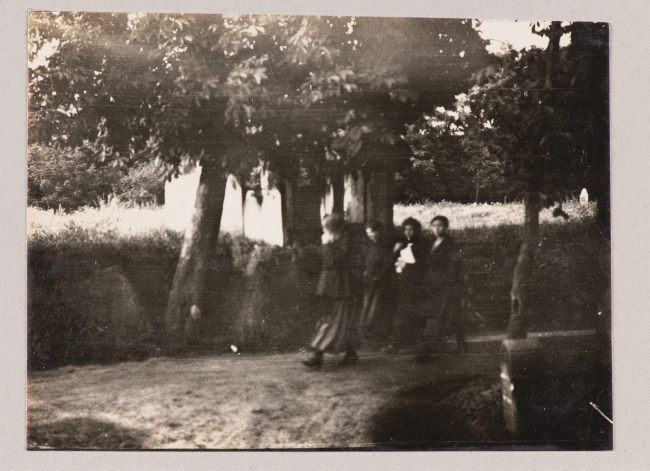 Fotografia czterech kobiet na cmentarzu żydowskim