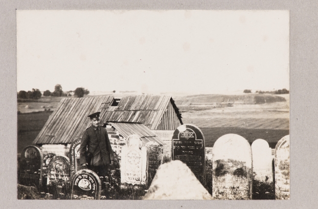 Fotografia mężczyzny na cmentarzu żydowskim w Sejnach