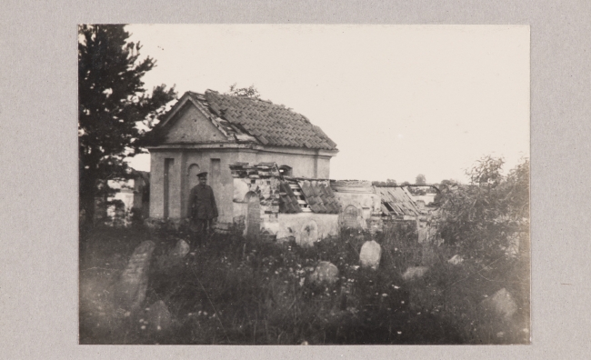 Fotografia mężczyzny na cmentarzu żydowskim w Sejnach