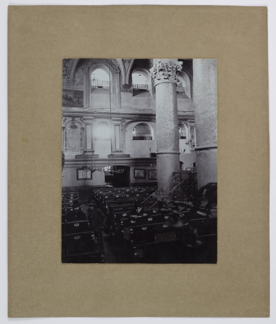 Fotografia wnętrza Starej Synagogi w Przemyślu