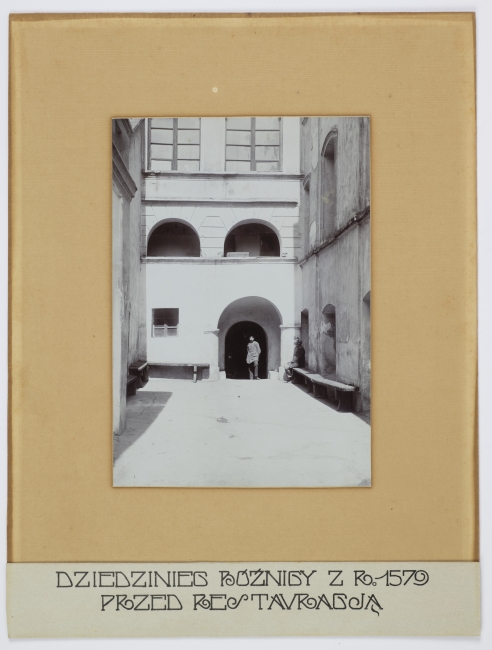 Fotografia dziedzińca synagogi