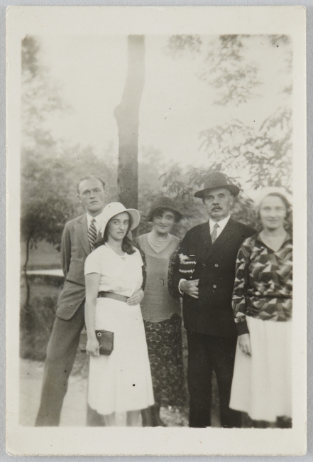 Fotografia przedstawiająca pięć osób