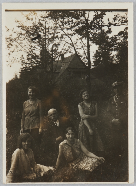 Fotografia przedstawiająca sześć osób