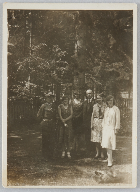 Fotografia przedstawiająca sześć osób