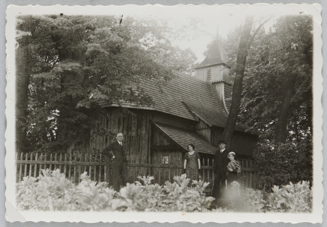 Fotografia przedstawiająca pięć osób