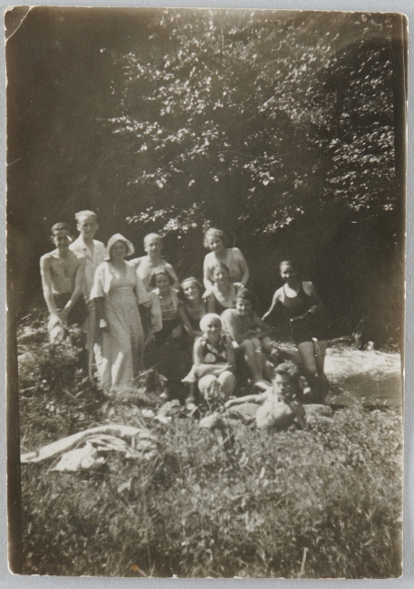 Fotografia przedstawiająca dwanaście osób przy potoku