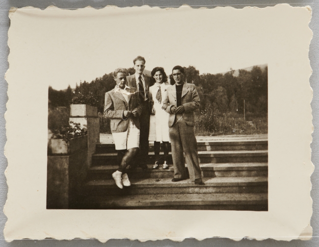 Fotografia przedstawiająca czworo młodych ludzi na kamiennych schodkach