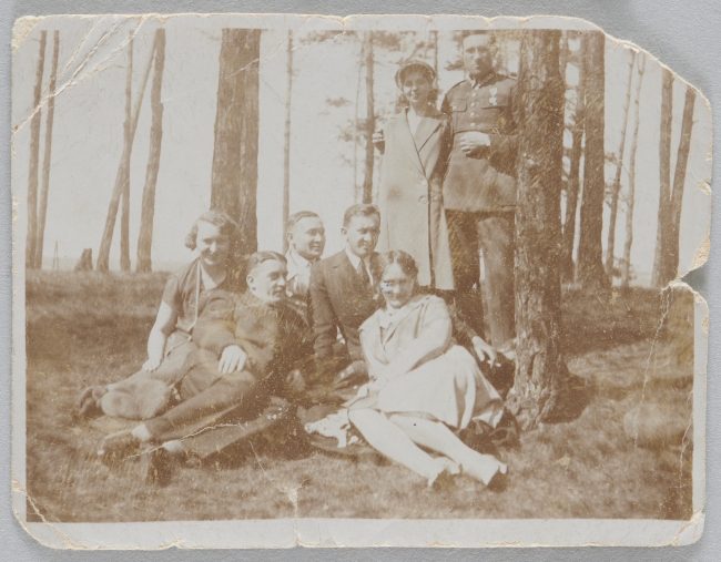 Fotografia przedstawiająca siedem osób w lesie