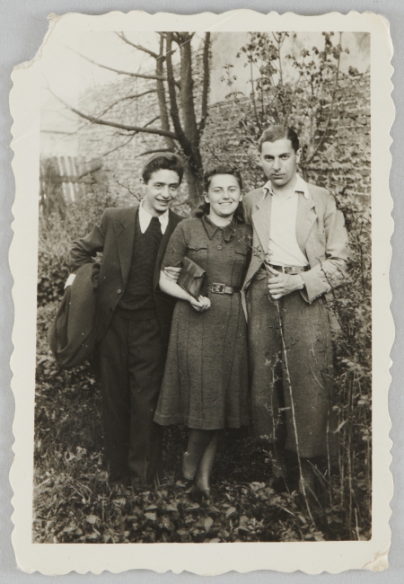Fotografia przedstawiająca troje młodych Żydów