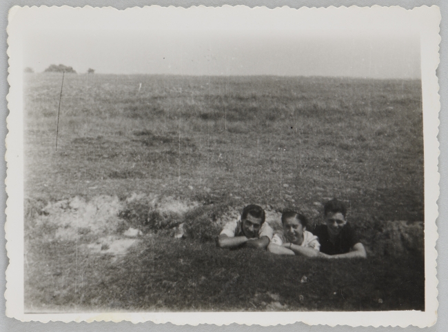 Fotografia przedstawiająca troje młodych Żydów