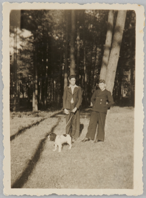 Fotografia przedstawiająca dwóch młodych Żydów