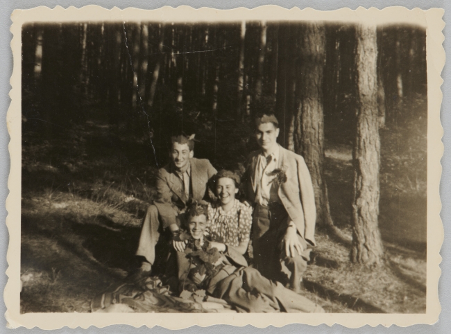 Fotografia przedstawiająca czworo młodych Żydów