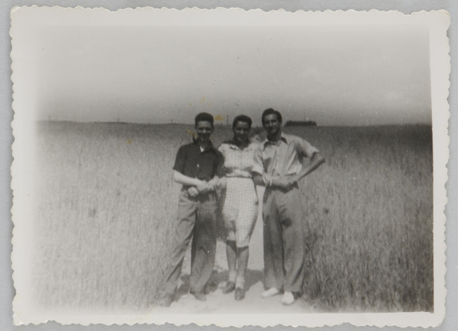 Fotografia przedstawiająca troje osób