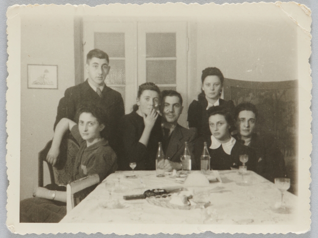 Fotografia przedstawiająca siedmioro młodych ludzi