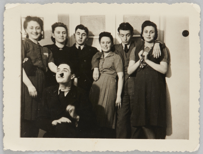 Fotografia przedstawiająca siedmioro młodych ludzi