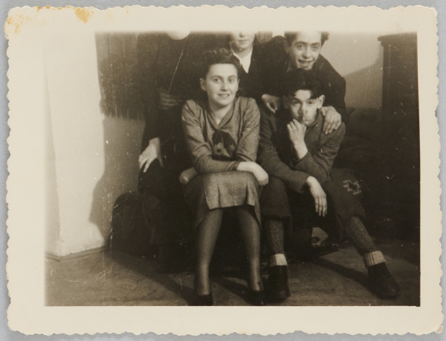 Fotografia przedstawiająca pięcioro młodych ludzi