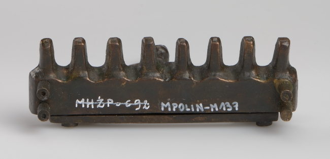 Lampka chanukowa (hebr. chanukija)