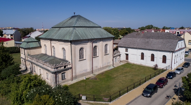 Widok z drona na Wielką Synagogę oraz Małą Synagogę we Włodawie przy ul. Czerwonego Krzyża
