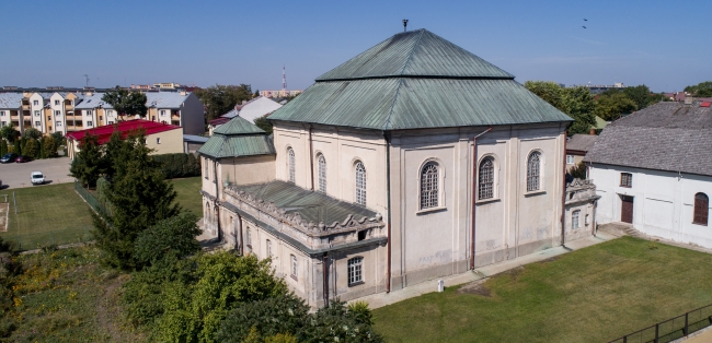Widok z drona na Wielką Synagogę oraz Małą Synagogę we Włodawie przy ul. Czerwonego Krzyża