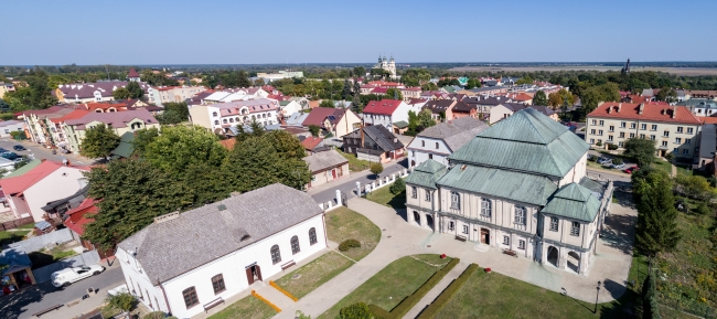 Widok z drona Wielkiej Synagogi i Domu Pokahalnego (z lewej). Z tyłu widoczna Mała Synagoga. Obecnie Muzeum-Zespół Synagogalny we Włodawie.
