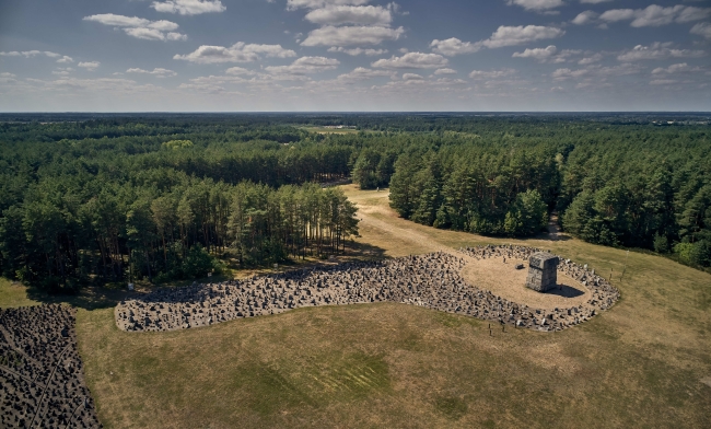 Muzeum Treblinka. Niemiecki nazistowski obóz zagłady i obóz pracy (1941-1944). Upamiętnienie byłego Obozu Zagłady Treblinka II. Widok z lotu ptaka
