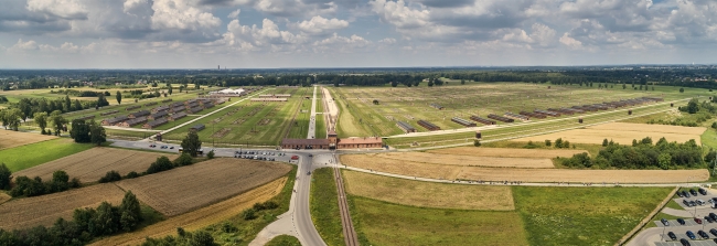 Miejsce Pamięci i Muzeum Auschwitz-Birkenau. Były niemiecki nazistowski obóz koncentracyjny i zagłady. Widok z lotu ptaka na teren byłego opozu Auschwitz II Birkenau