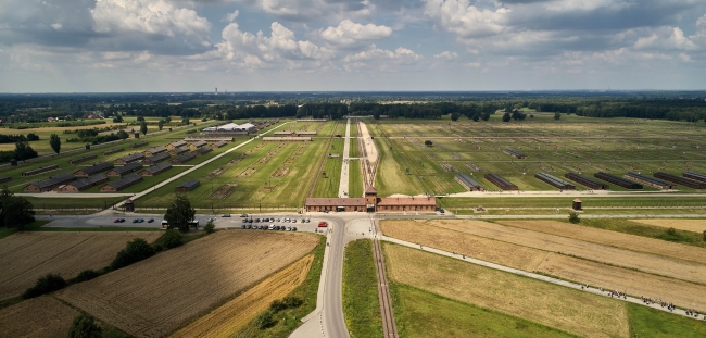 Miejsce Pamięci i Muzeum Auschwitz-Birkenau. Były niemiecki nazistowski obóz koncentracyjny i zagłady. Widok z lotu ptaka na teren byłego opozu Auschwitz II Birkenau