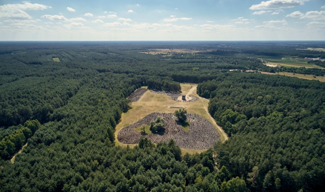 Muzeum Treblinka. Niemiecki nazistowski obóz zagłady i obóz pracy (1941-1944). Upamiętnienie byłego Obozu Zagłady Treblinka II. Widok z lotu ptaka