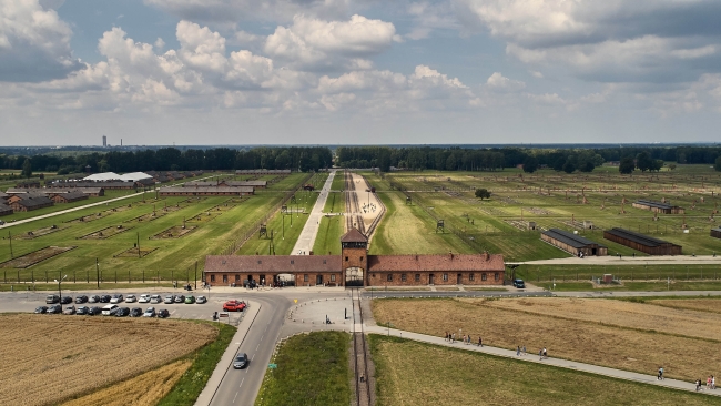 Miejsce Pamięci i Muzeum Auschwitz-Birkenau. Były niemiecki nazistowski obóz koncentracyjny i zagłady. Widok z lotu ptaka na teren byłego opozu Auschwitz II Birkenau