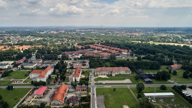 Miejsce Pamięci i Muzeum Auschwitz-Birkenau. Były niemiecki nazistowski obóz koncentracyjny i zagłady. Widok z lotu ptaka na teren byłego opozu Auschwitz I