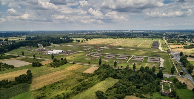 Miejsce Pamięci i Muzeum Auschwitz-Birkenau. Były niemiecki nazistowski obóz koncentracyjny i zagłady. Widok z lotu ptaka na teren byłego opozu Auschwitz II Birkenau
