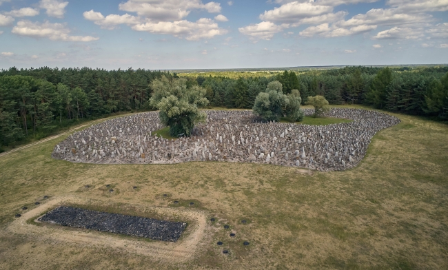 Muzeum Treblinka. Niemiecki nazistowski obóz zagłady i obóz pracy (1941-1944). Upamiętnienie byłego Obozu Zagłady Treblinka II. Widok z lotu ptaka