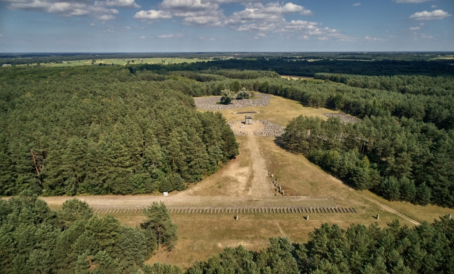Muzeum Treblinka. Niemiecki nazistowski obóz zagłady i obóz pracy (1941-1944). Upamiętnienie byłego Obozu Zagłady Treblinka II. Widok z lotu ptaka