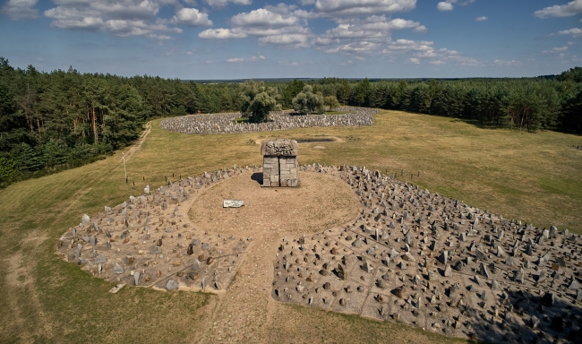 Muzeum Treblinka. Niemiecki nazistowski obóz zagłady i obóz pracy (1941-1944). Upamiętnienie byłego Obozu Zagłady Treblinka II. Widok z lotu ptaka