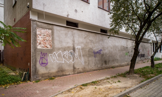Fragment muru getta warszawskiego na tyłach budynku przy ul. Chłodnej w Warszawie