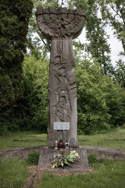 Pomnik dzieci z ochronki żydowskiej oraz mieszkańców żydowskiego Domu Starców w Lublinie, zamordowanych w 1942 roku.