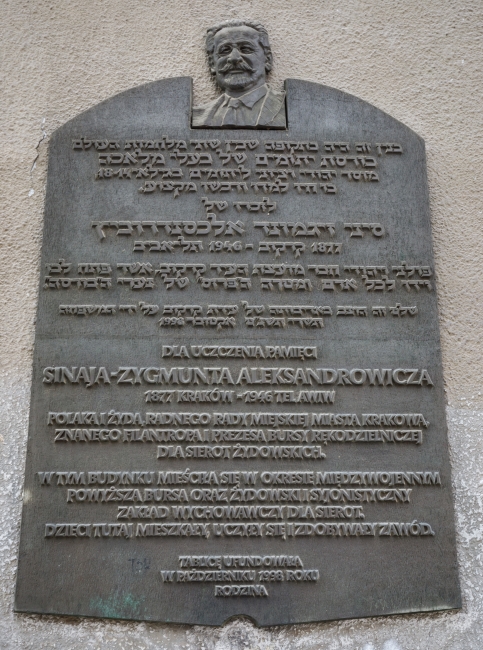 Tablica pamiątkowa poświęcona Zygmuntowi Aleksandrowiczowi. na fasadzie budynku Bursy Sierot Żydowskich, ul. Podbrzezie 6 odsłonięta w 1998r.