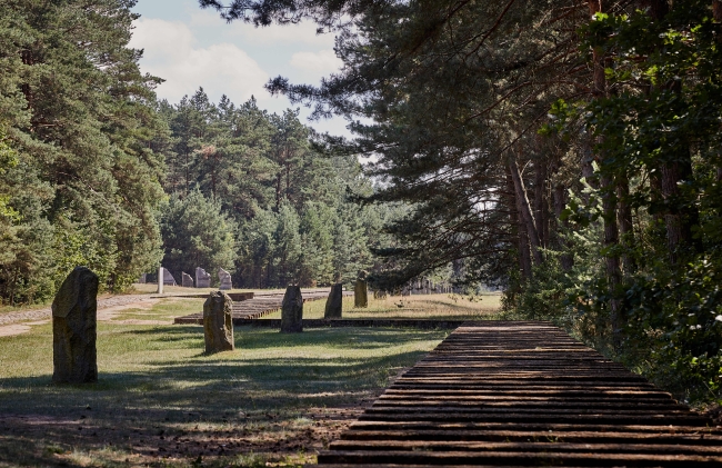 Muzeum Treblinka. Niemiecki nazistowski obóz zagłady i obóz pracy (1941-1944). Fragment symbolicznego toru i rampa