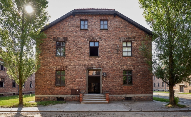 Miejsce Pamięci i Muzeum Auschwitz-Birkenau. Były niemiecki nazistowski obóz koncentracyjny i zagłady. Blok nr 5 na terenie dawnego obozu. Obecnie część wystawy głównej Muzeum i Miejsca Pamięci Auschwitz-Birkenau, w którym prezentowane są przedmioty odebrane zamordowanym Żydom
