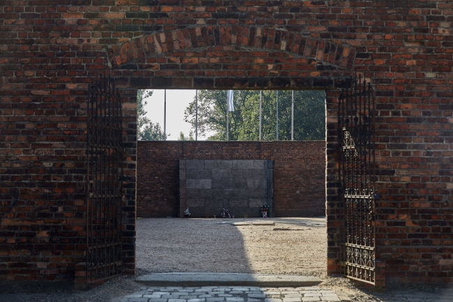 Miejsce Pamięci i Muzeum Auschwitz-Birkenau. Były niemiecki nazistowski obóz koncentracyjny i zagłady.  Ściana Straceń (rekonstrukcja)