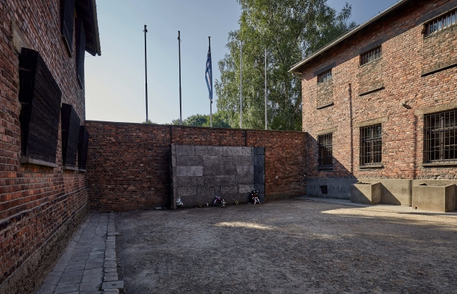 Miejsce Pamięci i Muzeum Auschwitz-Birkenau. Były niemiecki nazistowski obóz koncentracyjny i zagłady.  Ściana Straceń (rekonstrukcja)