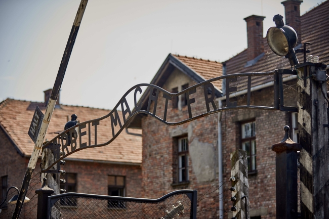 Miejsce Pamięci i Muzeum Auschwitz-Birkenau. Były niemiecki nazistowski obóz koncentracyjny i zagłady. Brama obozowa