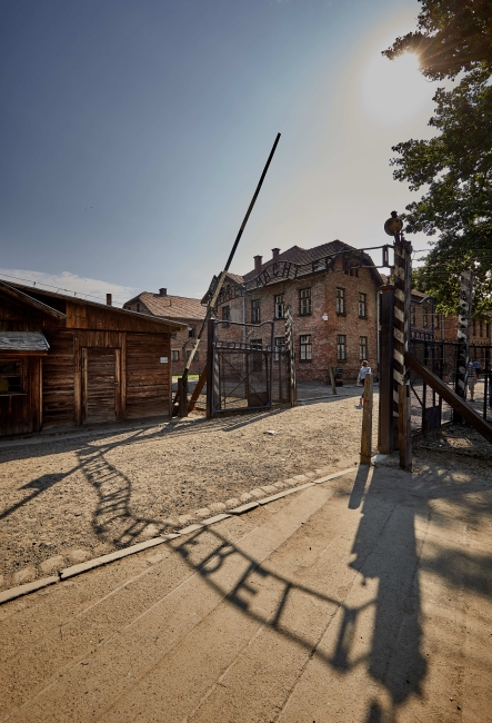 Miejsce Pamięci i Muzeum Auschwitz-Birkenau. Były niemiecki nazistowski obóz koncentracyjny i zagłady. Brama obozowa