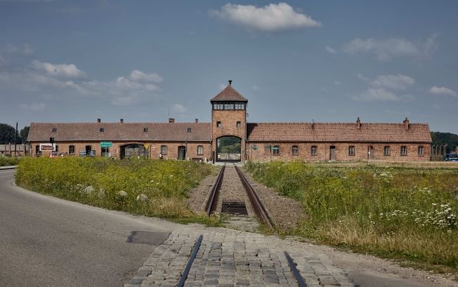Miejsce Pamięci i Muzeum Auschwitz-Birkenau. Były niemiecki nazistowski obóz koncentracyjny i zagłady. Brama